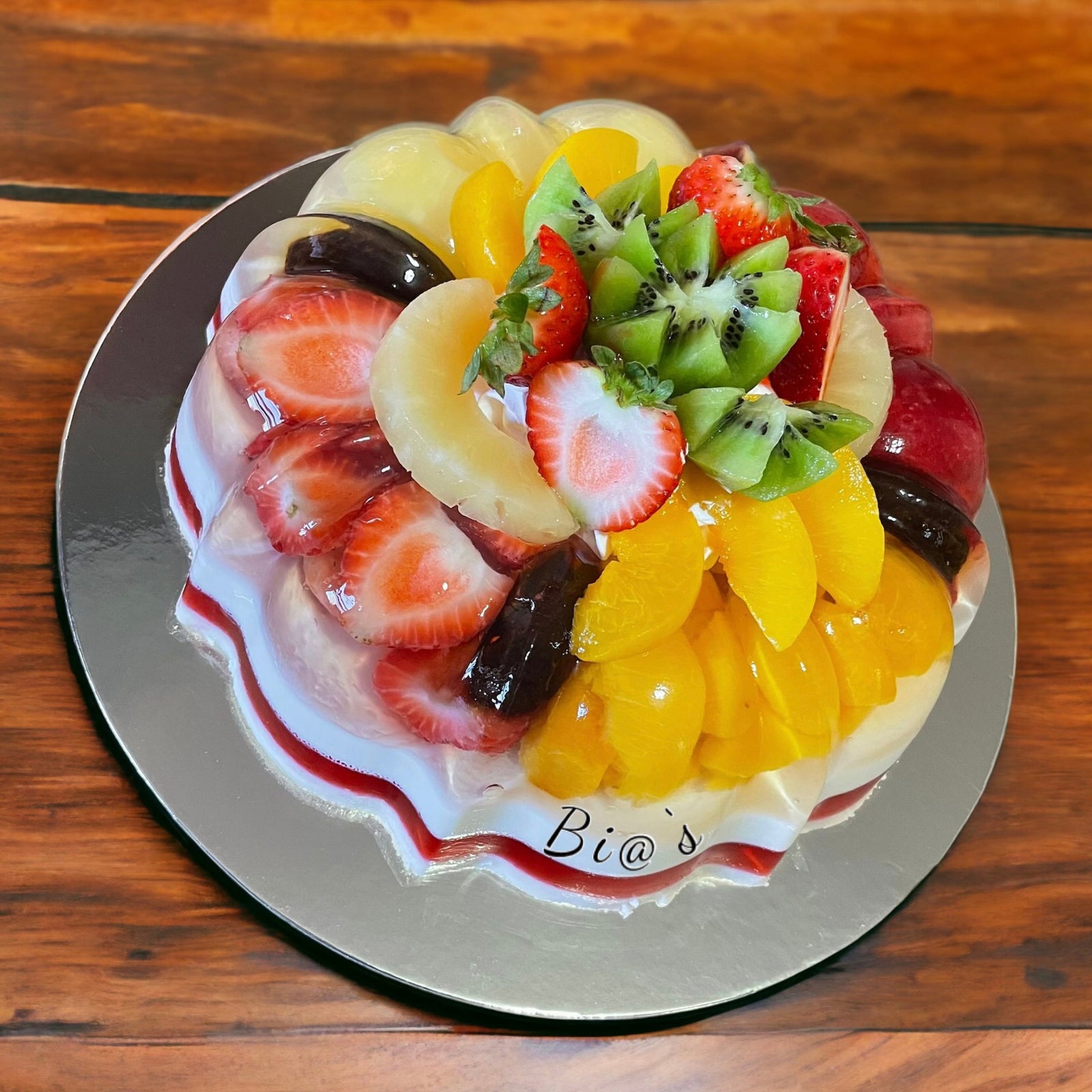 Gelatin fruit cake with fresh fruit suspended inside