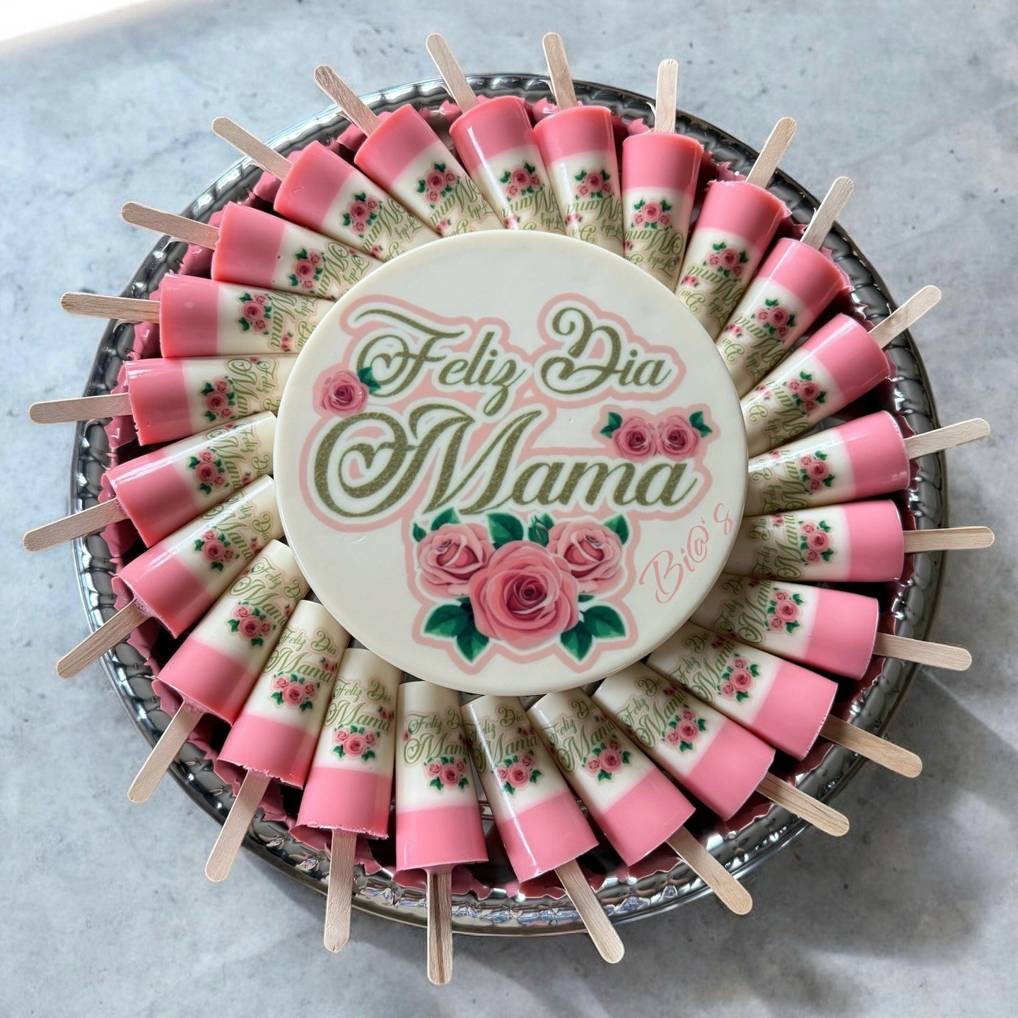 Feliz Día Mamá gelatin pop platter with roses, made in Lincoln for Mother’s Day